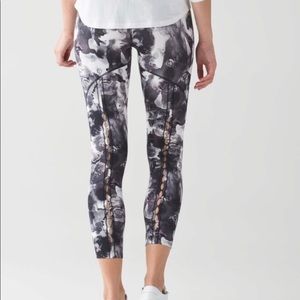 Black and white lululemon leggings